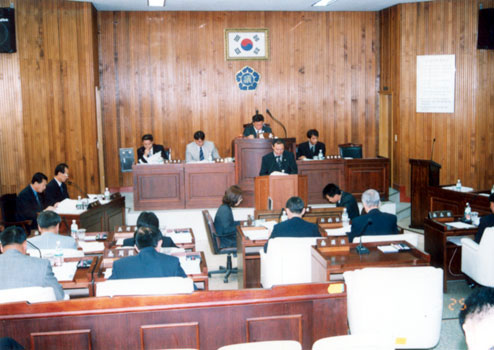 제123회(제1차정례회)<2001년도예비비지출승인안><2001회계년도결산승인안>(2002.9.25~9.27)