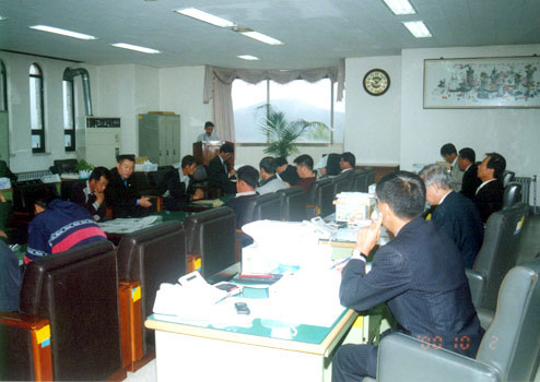 수한면노성리폐기물 벽돌공장설립반대 주민대책위원회 의회방문(2000. 10. 2 문제점 제시 : 주민대표자 강창선)