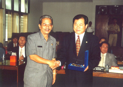 인도네시아 자카르타시 땅어랑군의회 방문(2001. 3. 20) 하지까르따마씨스따 의장